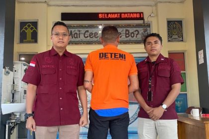 CGH, turis Malaysia saat dikeluarkan dari Ruang Deteni Imigrasi Labuan Bajo, saat hendak dideportasi ke negara asal.