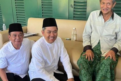 Pasangan calon (paslon) Bupati dan Wakil Bupati, Achmad Amir Aslichin dan Edi Widodo (SAE) sowan ke Gus Ali di Ponpes Bumi Sholawat.