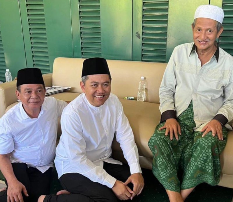 Pasangan calon (paslon) Bupati dan Wakil Bupati, Achmad Amir Aslichin dan Edi Widodo (SAE) sowan ke Gus Ali di Ponpes Bumi Sholawat.