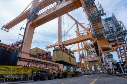 Kegiatan bongkar muat petikemas di dermaga Terminal Petikemas Surabaya (TPS), di Jalan Perak Timur, Surabaya. 