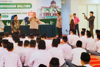 Wakil Kepala RS Bhayangkara Tingkat 1 Pusdokkes Polri, Kombespol Dr Erwinn Zainul Hakim memberikan penguatan pada komponen sekolah. 