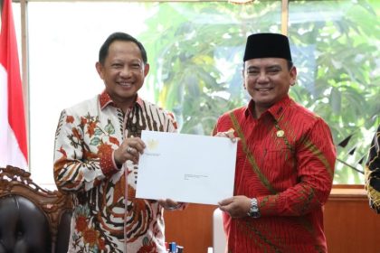 Menteri Dalam Negeri Tito Karnavian menyerahkan Keputusan Presiden kepada Pj Gubernur Sulawesi Tenggara, Andap Budhi Revianto