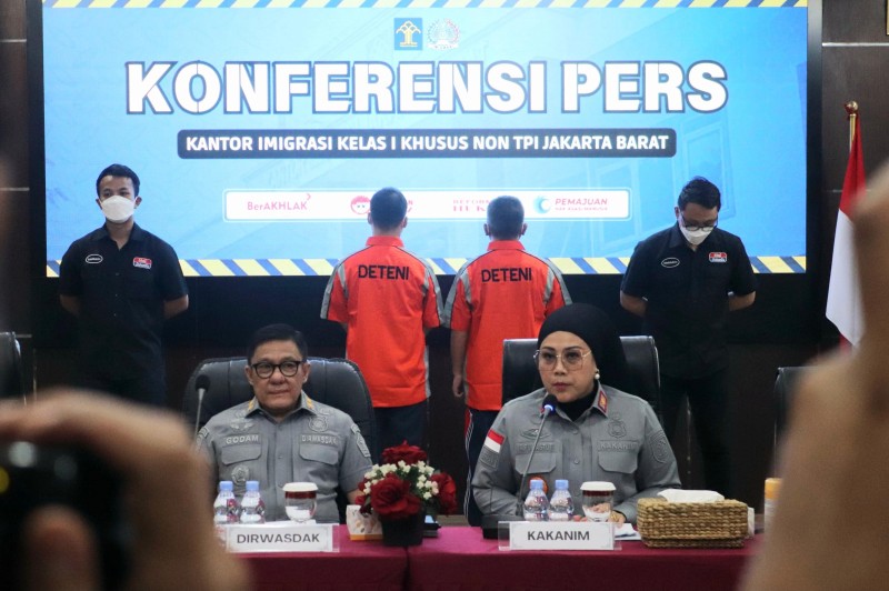 Direktur Pengawasan dan Penindakan Keimigrasian (Dirwasdakim) bersama Kepala Kantor Imigrasi Kelas I Khusus Non TPI Jakarta Barat, Nur Raisha Pujiastuti, menggelar rilis keberhasilan tim Inteldakim mengungkap aksi kejahatan WNA.