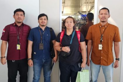 Yeo Xue Ling Jolene, WN asal Singapura saat di Bandara Internasional Juanda dikawal petugas imigrasi sampai masuk ke dalam pesawat.