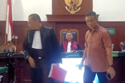 Terdakwa Heru Berlambang, penendang Agustinus memberikan keterangan kepada majelis hakim. 