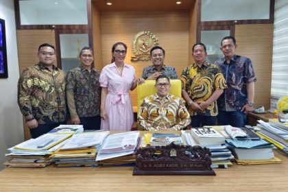 Anggota DPRD Kota Surabaya periode 2024-2029 berkunjung ke ruang kerja Wakil Ketua Komisi III DPR RI, Adies Kadir. Nampak di ruangan itu hadir Bendahara Umum Partai Golkar, Sari Yuliati.