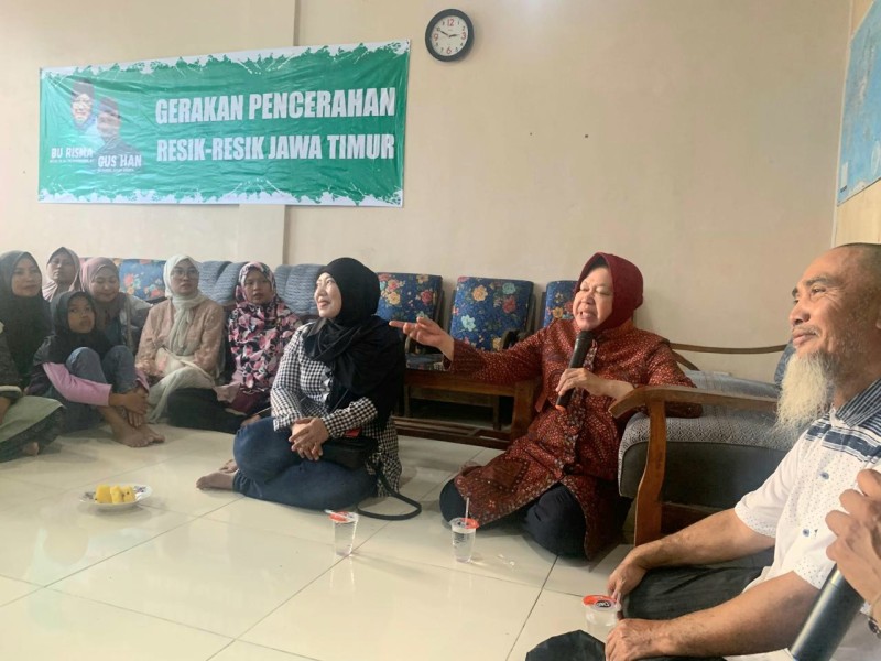 Mantan Menteri Sosial Tri Rismaharini memberikan masukan atas persoalan yang sempat disampaikan oleh warga sekitar Lamongan.