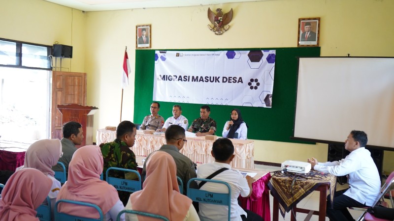 Suasana kegiatan sosialisasi keimigrasian yang dilaksanakan di Kecamatan Tulungagung oleh petugas Imigrasi Blitar.