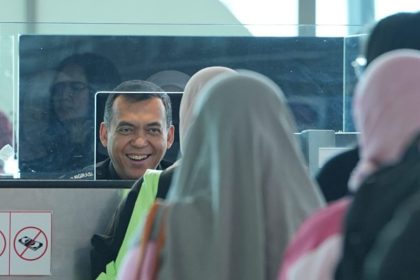 Dirjen Imigrasi Silmy Karim ketika mencari pengalaman menjadi petugas konter di Bandara Internasional Soekarno-Hatta.