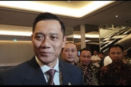 Menteri ATR/BPN Agus Harimurti Yudhoyono doorstop bersama awak media di Surabaya.