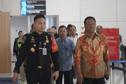 Kepala Kantor Imigrasi Surabaya, Ramdhani mendampingi Menkumham Supratman Andi Agtas saat meninjau langsung Bandara Internasional Juanda yang sedang melakukan pemasangan autogate.