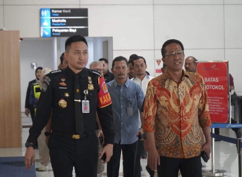 Kepala Kantor Imigrasi Surabaya, Ramdhani mendampingi Menkumham Supratman Andi Agtas saat meninjau langsung Bandara Internasional Juanda yang sedang melakukan pemasangan autogate.