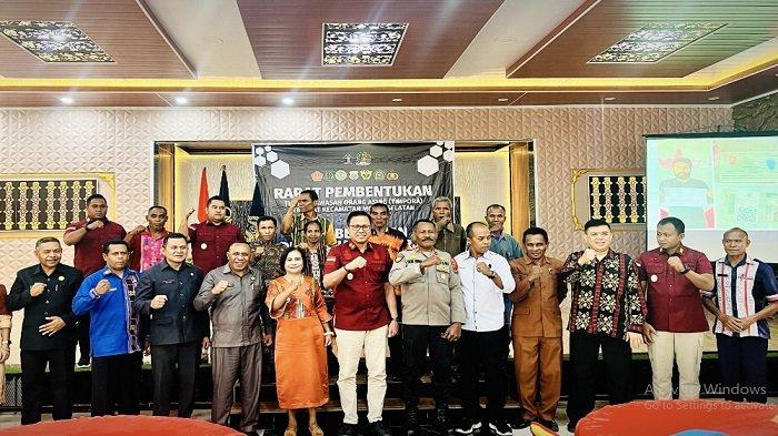 Anggota Timpora tingkat kecamatan Mollo Selatan, Kabupaten Timor Tengah Selatan bersama jajaran Imigrasi Kupang komitmen hanya orang asing yang bermanfaat bagi bangsa yang bisa diterima.