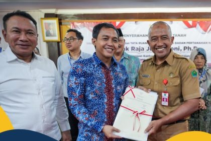 Kakanwil BPN Jatim, Lampri (kiri), mendampingi Waka Menteri ATR/BPN Raja Juli Antoni menyerahkan sertifikat ke perwakilan Pemkot Malang.