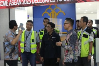 Tim dari Bidang TPI Kantor Imigrasi Surabaya, Angkasa Pura dan PT Sinergi melihat kondisi lapangan sebelum dipasang auto gate di Bandara Internasional Juanda.