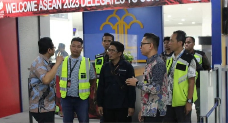 Tim dari Bidang TPI Kantor Imigrasi Surabaya, Angkasa Pura dan PT Sinergi melihat kondisi lapangan sebelum dipasang auto gate di Bandara Internasional Juanda.