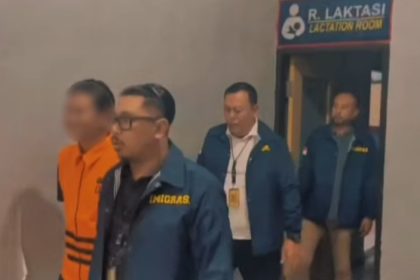 Petugas mengawal WN Malaysia yang dideportasi setelah menjalani hukuman pidana selama 6 bulan.