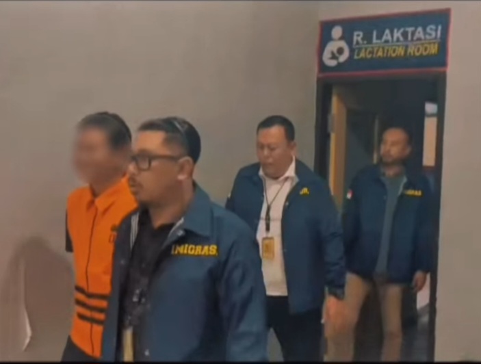 Petugas mengawal WN Malaysia yang dideportasi setelah menjalani hukuman pidana selama 6 bulan.