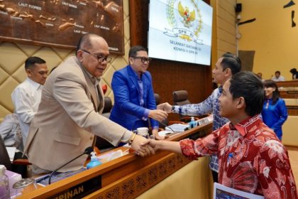 Wakil Menteri ATR/BPN Raja Juli Antoni bersalaman dengan Wakil Ketua Komisi II DPR RI, Junimart Girsang serta Menteri AHY bersalaman dengan Ketua Komisi II DPR RI Ahmad Doli Kurnia Tandjung. 