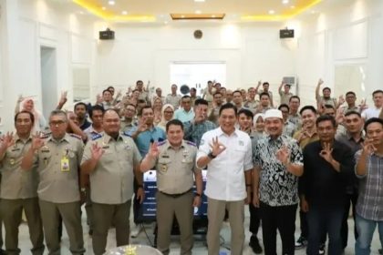 Kegiatan pembinaan oleh Kanwil BPN Sulawesi Tenggara Asep Heri foto bersama dengan para pemegang HGU.