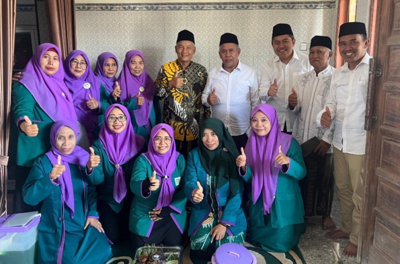 Achmad Amir Aslichin (Mas Iin) bersama KH Marzuqi Mustamar dalam kegiatan sholawat di Tanggulangin.