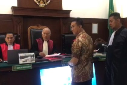 Terdakwa Heru Herlambang didampingi kuasa hukumnya menghampiri meja majelis hakim PN Surabaya.