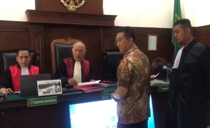 Terdakwa Heru Herlambang didampingi kuasa hukumnya menghampiri meja majelis hakim PN Surabaya.