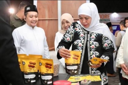 Khofifah Indar Parawanaa mengamati produk-produk yang telah dihasilkan oleh OPOP Jatim yang bakal direplikasi di Thailand dan Malaysia.