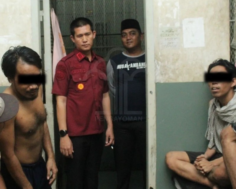 Kepala Rutan Kelas I Surabaya, Tomi Elyus, bersama Kepala Kesatuan Pengamanan Rutan, Hengki Giantoro, sidak blok hunian Rutan Surabaya.