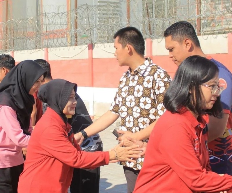 Kepala Rutan Surabaya Tomi Elyus memperkenalkan diri kepada seluruh petugas di Rutan didampingi Muhammad Ridha Gorjie, Kasi Pelayanan Tahanan saat apel perdana.