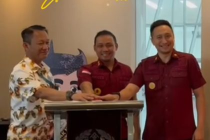 proses Kick Off Metting implementasi Autogate pemasangan 28 autogate ditandai dengan penekanan tombol sirene menjadi simbol dimulainya era baru di Bandara Internasional Juanda.