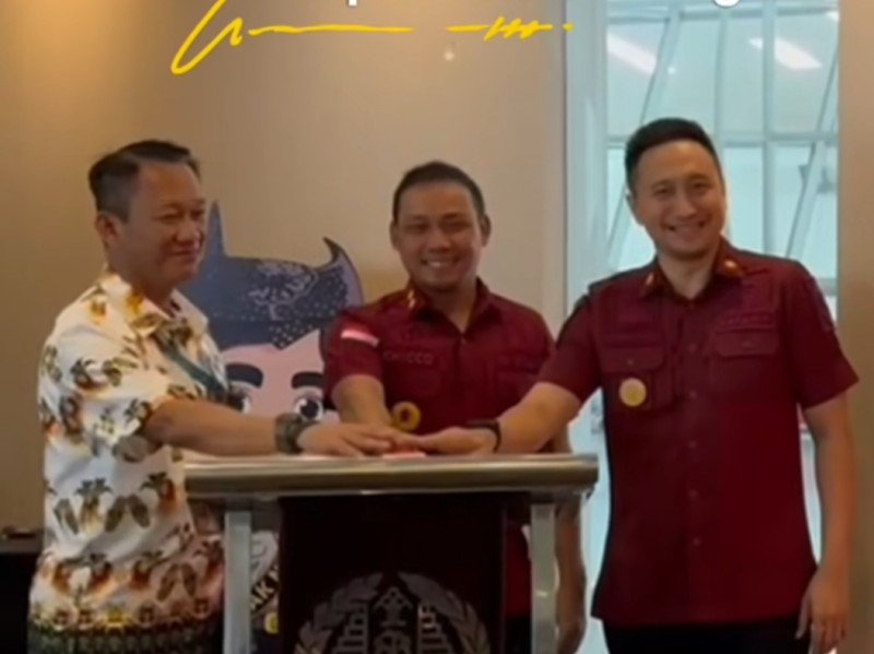 proses Kick Off Metting implementasi Autogate pemasangan 28 autogate ditandai dengan penekanan tombol sirene menjadi simbol dimulainya era baru di Bandara Internasional Juanda.