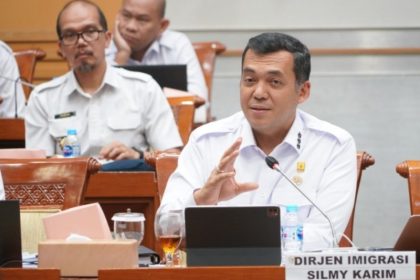 Dirjen Imigrasi Silmy Karim mengikuti rapat bersama DPR RI.