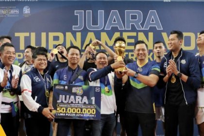 Kakanwil BPN Jatim, Lampri menerima piala juara voli yang diberikan langsung oleh Menteri ATR/Kepala BPN Agus Harimurti Yudhoyono.