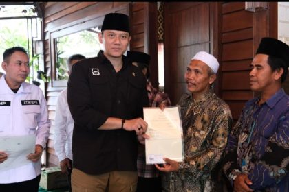 Menteri Agus Harimurti Yudhoyono didampingi Kakanwil BPN Jatim Lampri menyerahkan sertifikat tanah wakaf.