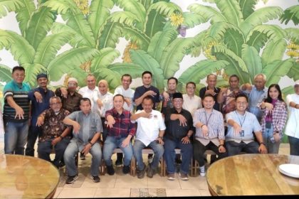 Pengurus PWI Jatim foto bersama dengan jajaran BRI Regional Office Surabaya dalam acara Media Gathering di RM Layar.