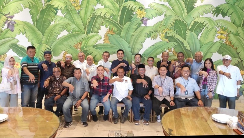 Pengurus PWI Jatim foto bersama dengan jajaran BRI Regional Office Surabaya dalam acara Media Gathering di RM Layar.