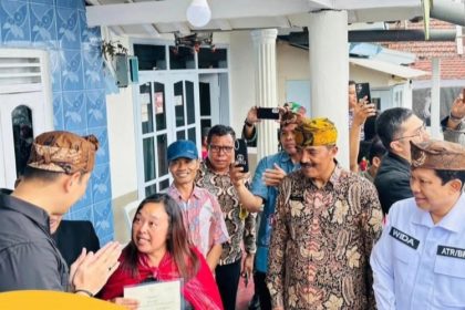 Kepala Kantor Pertanahan Kabupaten Probolinggo, Wida Rihardyan Adjie mendampingi Menteri AHY menyerahkan sertifikat bagi masyarakat Kawasan Taman Nasional Bromo.