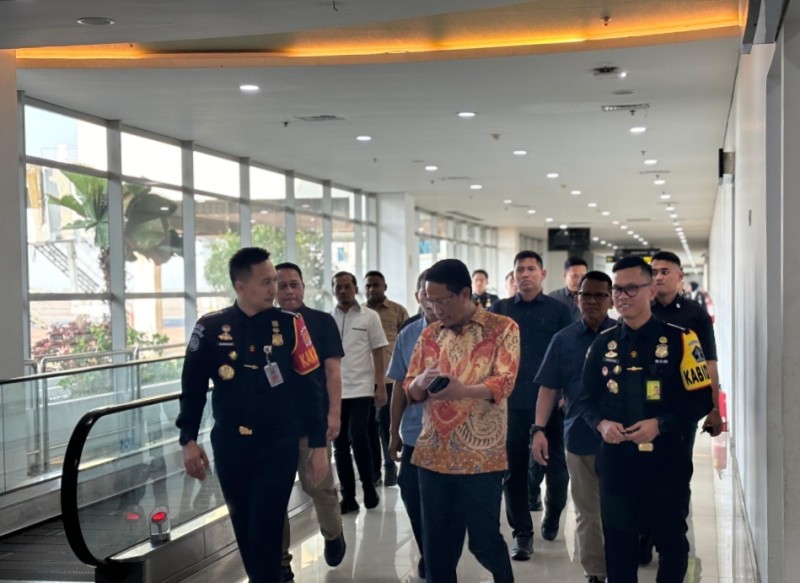 Kepala Kantor Imigraai Surabaya Ramdhani berbincang dengan Menkumham Supratman Andi Agtas didampingi Kabid TPI Yudhistira Yuda saat meninjau Tempat Pemeriksaan Imigrasi (TPI) di Bandara Internasional Juanda. 