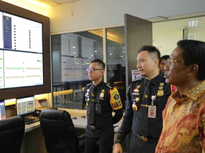 Menkumham Supratman Andi Agtas meninjau ruang clearance di Tempat Pemeriksaan Imigrasi (TPI) di Bandara Internasional Juanda. 