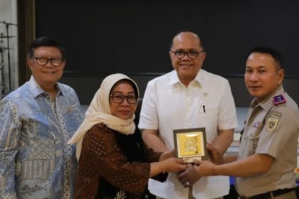 Kepala Kanwil BPN Jatim Lampri (kanan) memberikan cenderamata kepada perwakilan komisi disaksikan Wakil Ketua Komisi II DPR RI Junimart Girsang.