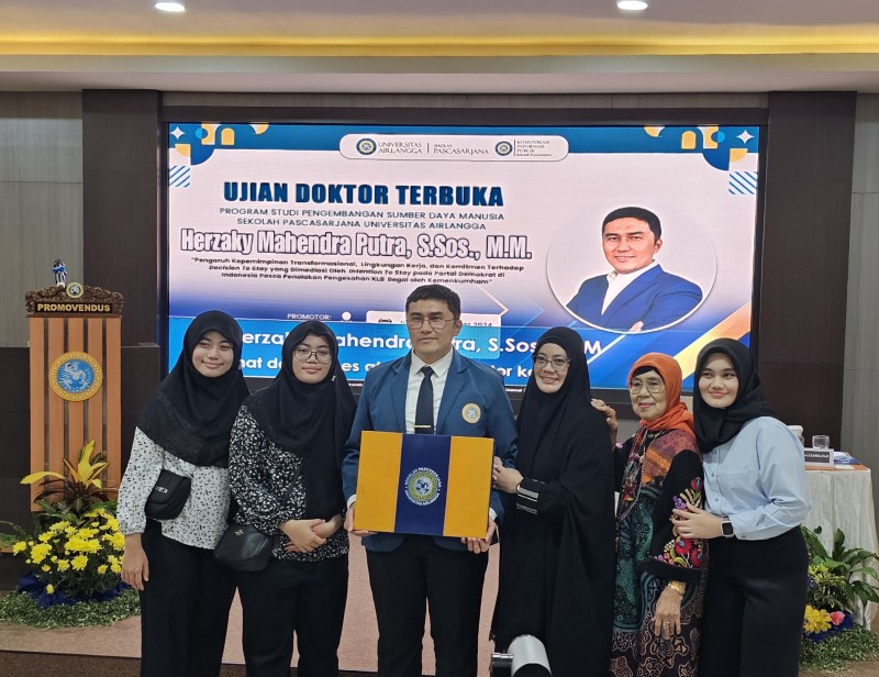 Herzaky Mahendra Putra bersama istri dan rekan-rekannya foto bersama usai sidang gelar doktor di Kampus B Unair. 