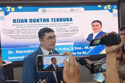 Tenaga Ahli Kementerian Agraria dan Tata Ruang/Badan Pertanahan Nasional (ATR/BPN) Bidang Humas dan Komunikasi, Herzaky Mahendra Putra memberikan keterangan kepada wartawan.