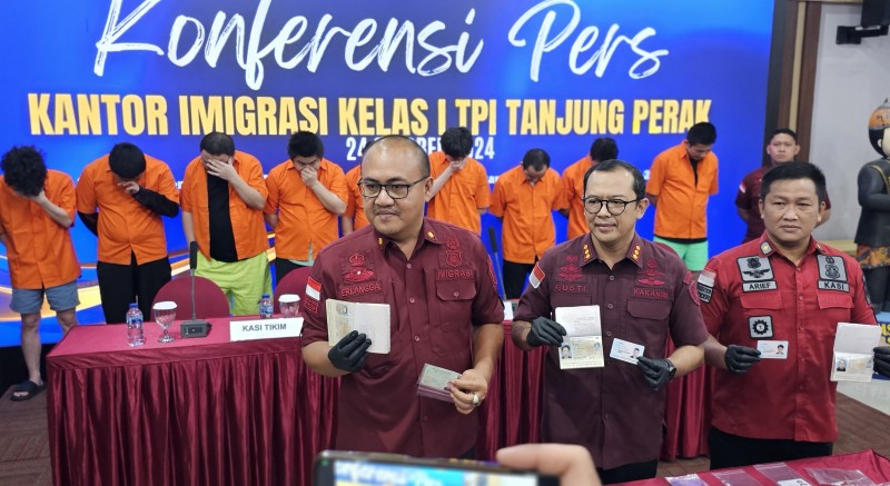 Kepala Kantor Imigrasi Surabaya I Gusti Bagus Muhammaad Ibrahiem didampingi Kasi Tikkim Erlangga (kiri) dan Kasi Inteldakim Arief Satriawan (kanan) menunjukkan paspor milik kesembilan WNA.