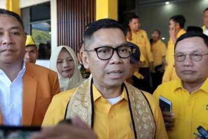 Plt Ketua Golkar Provinsi Lampung, Adies Kadir, memberikan keterangan kepada wartawan saat ditanya soal status Arinal Djunaidi.