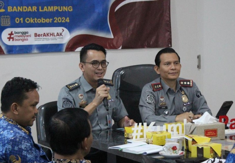 Kabid Inteldakim, Kanwil Kemenkumham Lampung, M Ridwan memaparkan aplikasi lini AI kepada peserta rakor didampingi Kakanim Bandar Lampung, John Paul Fillino.