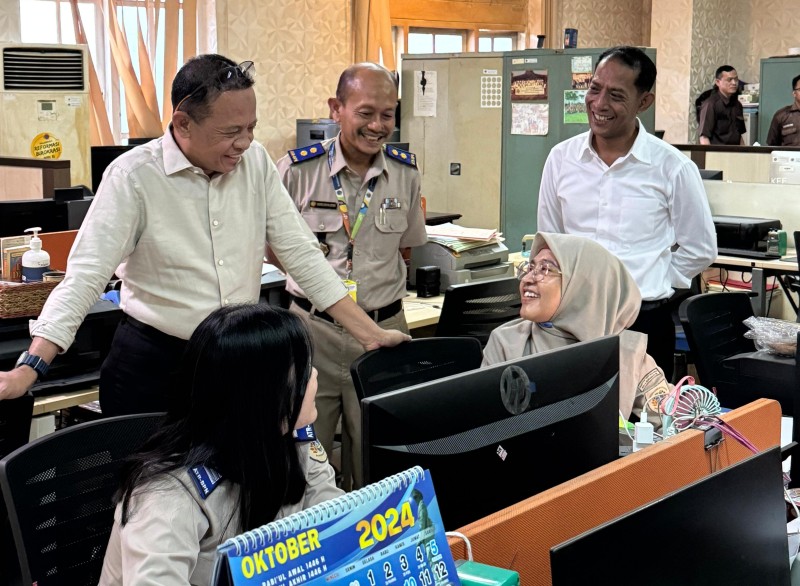 Dirjen Penetapan Hak dan Pendaftaran Tanah (PHP), Asnaedi, berbincang dengan staf didampingi Kantah Surabaya II Budi Hartanto.