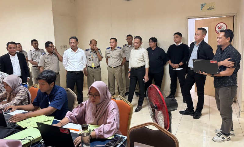 Dirjen Penetapan Hak dan Pendaftaran Tanah (PHP), Asnaedi, berbincang dengan staf didampingi Kantah Surabaya II Budi Hartanto.