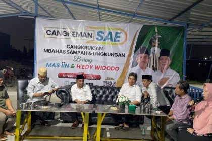 Cabup-Cawabup Sidoarjo Mas Iin-Abah Edy cangkrukan bersama ratusan warga Waru.