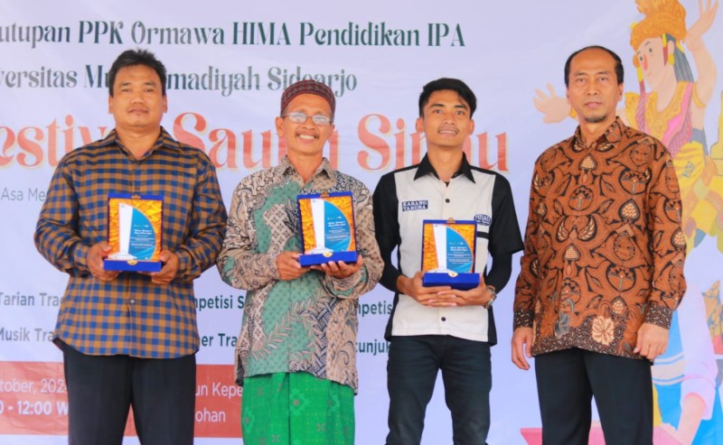 Rektor Umsida, Dr Hidayatulloh MSi memberikan kenang-kenangan kepada yang terlibat kegiatan Saung Sinau. 
